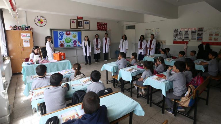 Muş’ta genç sağlık öğrencileri köy çocuklarına ilk yardım eğitimi verdi