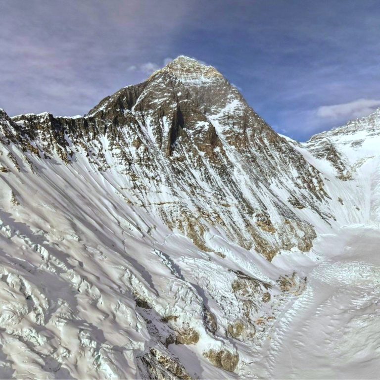 Nepalli dağcı Kami Rita, Everest zirvesine 32. tırmanışıyla kendi rekorunu geliştirdi