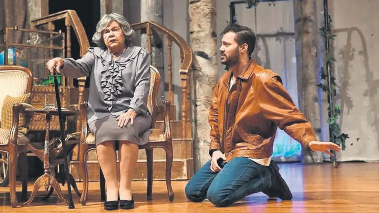 Nevra Serezli’nin rol aldığı ‘Ağaçlar Ayakta Ölür’ oyunu son kez sahnelenecek