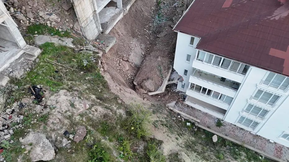 Nevşehir’de istinat duvarı çökmesi 10 evi tahliye ettirdi, mahalleli endişeli