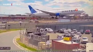 Newark Havalimanı’na iniş yapan uçak seyir halindeki tıra çarptı
