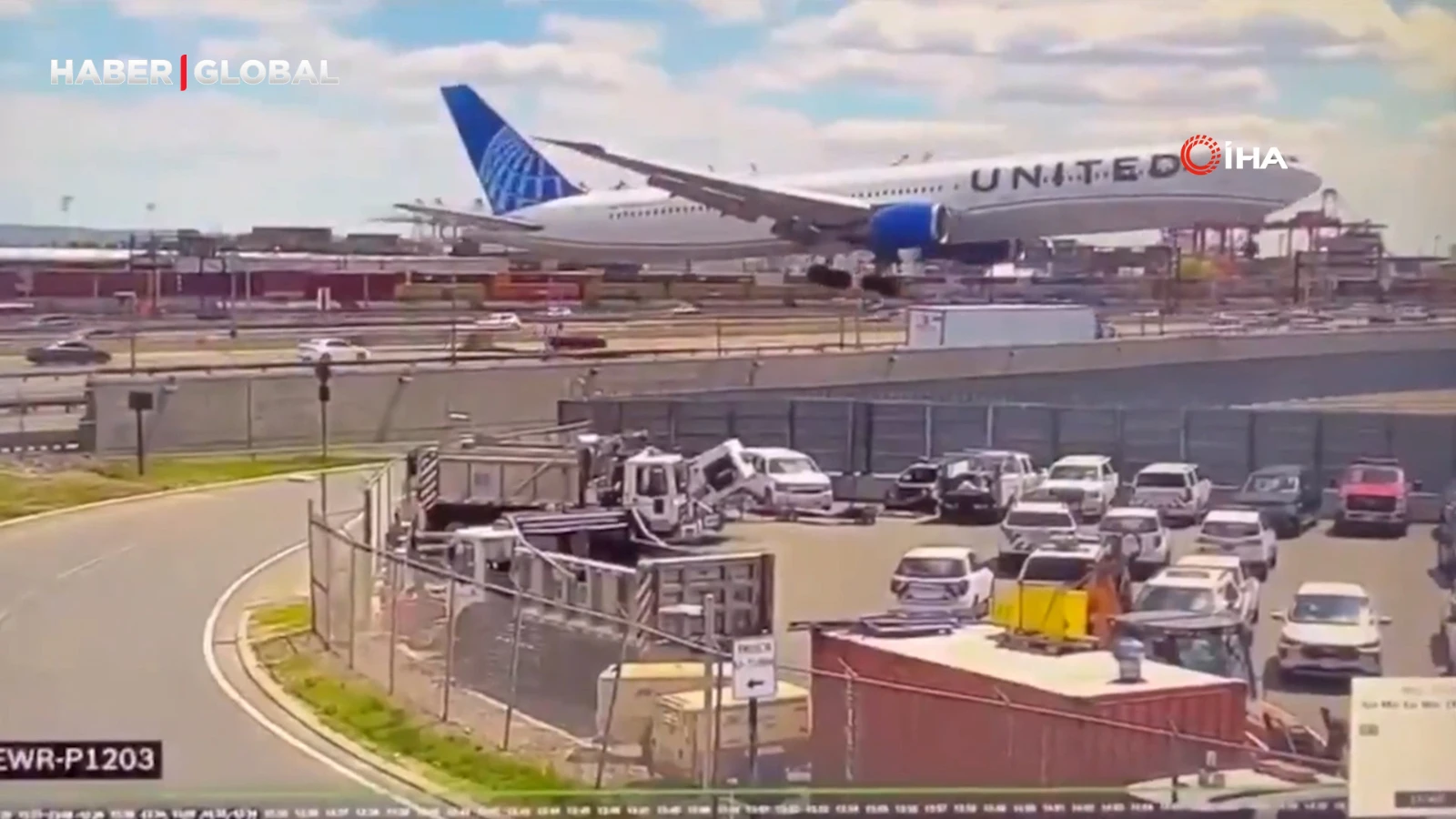Newark Havalimanı’na iniş yapan uçak seyir halindeki tıra çarptı