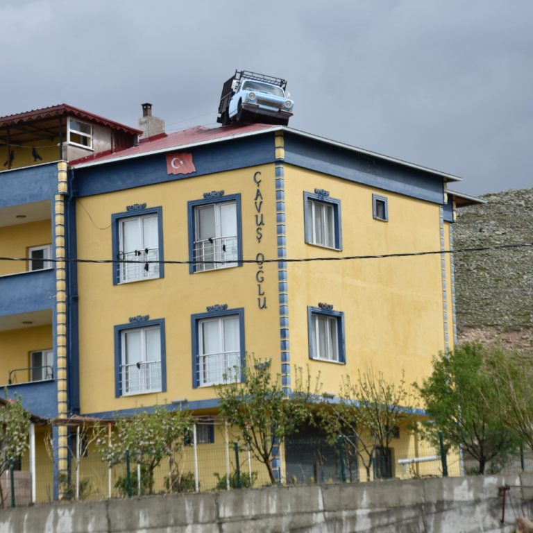 Niğde’de çatıda sergilenen Anadol kamyonet köyün ilgi odağı oldu