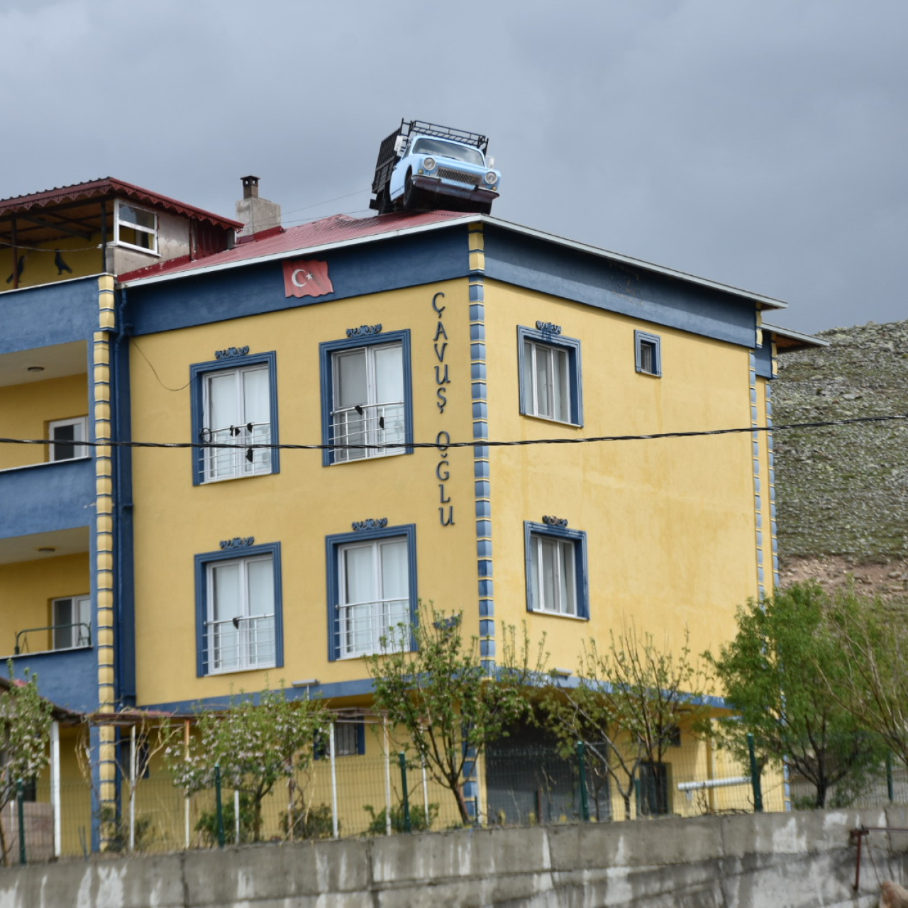 Niğde’de çatıda sergilenen Anadol kamyonet köyün ilgi odağı oldu