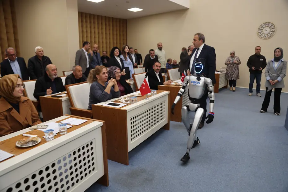 Nüfusa kayıtlı ilk insansı robot CANİKMAN Canik Belediye Meclisi’nde soruları yanıtladı