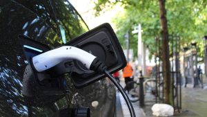 Ocak-Nisan döneminde elektrikli ve hibrit otomobil satışları rekor seviyeye yaklaştı