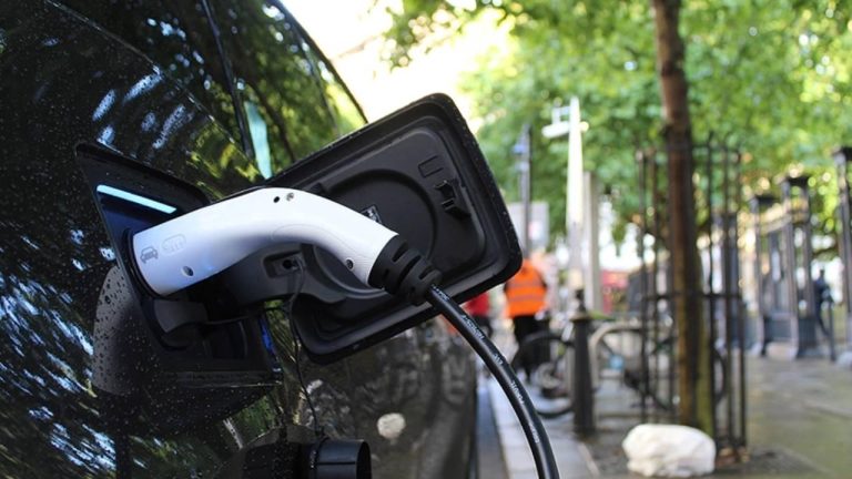 Ocak-Nisan döneminde elektrikli ve hibrit otomobil satışları rekor seviyeye yaklaştı