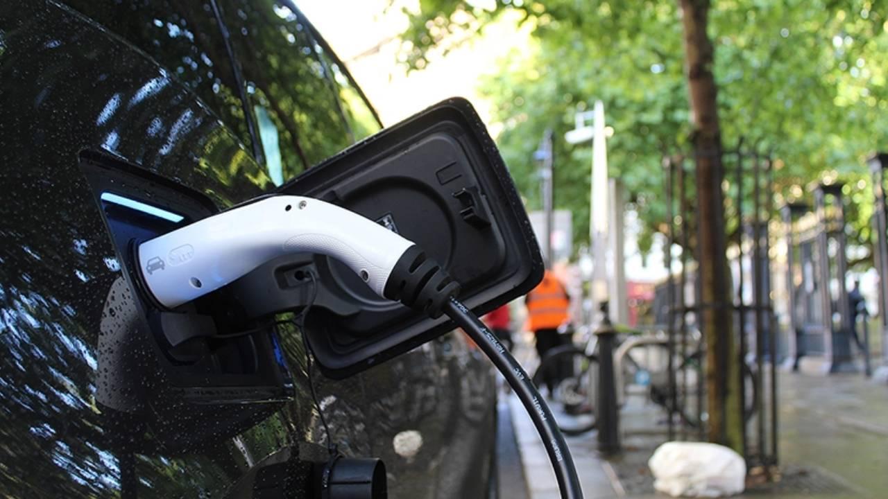 Ocak-Nisan döneminde elektrikli ve hibrit otomobil satışları rekor seviyeye yaklaştı