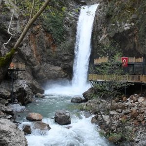 Osmaniye’deki Amanos Dağları’nın büyüleyici güzelliği Karaçay Şelalesi keşfedilmeyi bekliyor