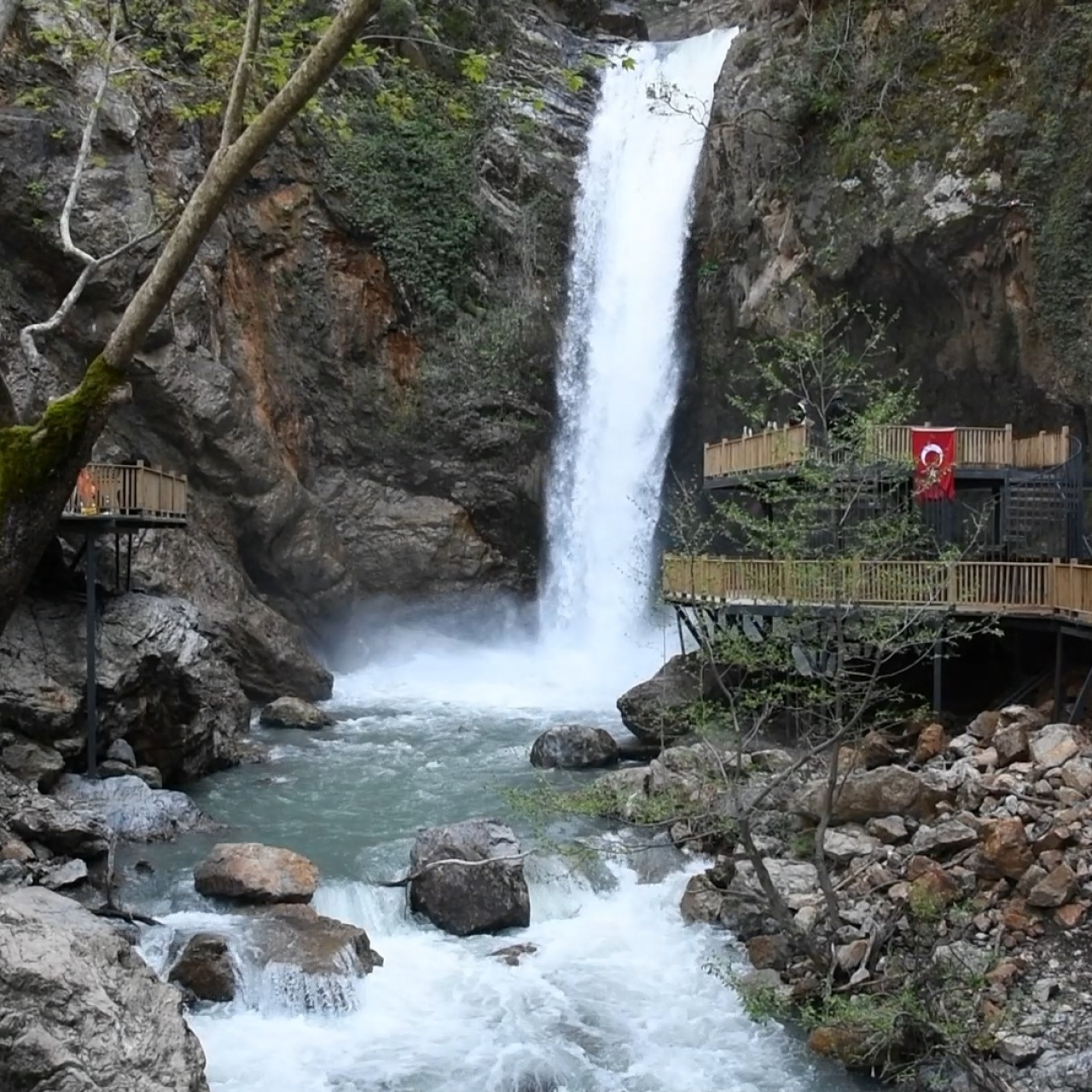 Osmaniye’deki Amanos Dağları’nın büyüleyici güzelliği Karaçay Şelalesi keşfedilmeyi bekliyor