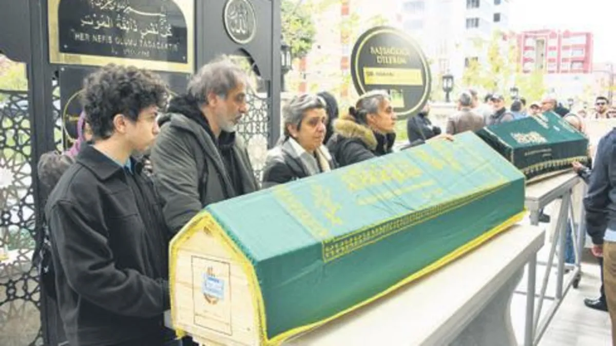 Oyuncu Ruhi Sarı’nın Babası Osman Sarı’nın Cenaze Törenine Sanat Dünyasından Yoğun Katılım