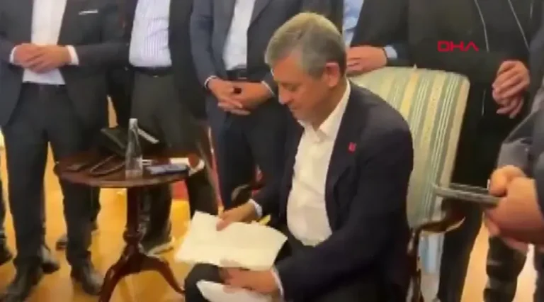 Özgür Özel, ‘mutlak butlan’ kararı tebligatını yırtarak tepkisini gösterdi