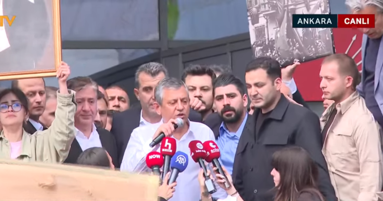 Özgür Özel, CHP Genel Merkezi’nden ayrılırken hukuki sürece vurgu yaptı