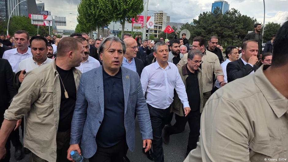 Özgür Özel’e Ankaralıların Yoğun Desteğiyle Gerçekleşen Meclis Yürüyüşü Tarihe Geçti