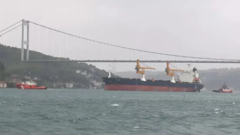Panama bayraklı geminin arızası İstanbul Boğazı’nda trafiği durdurdu