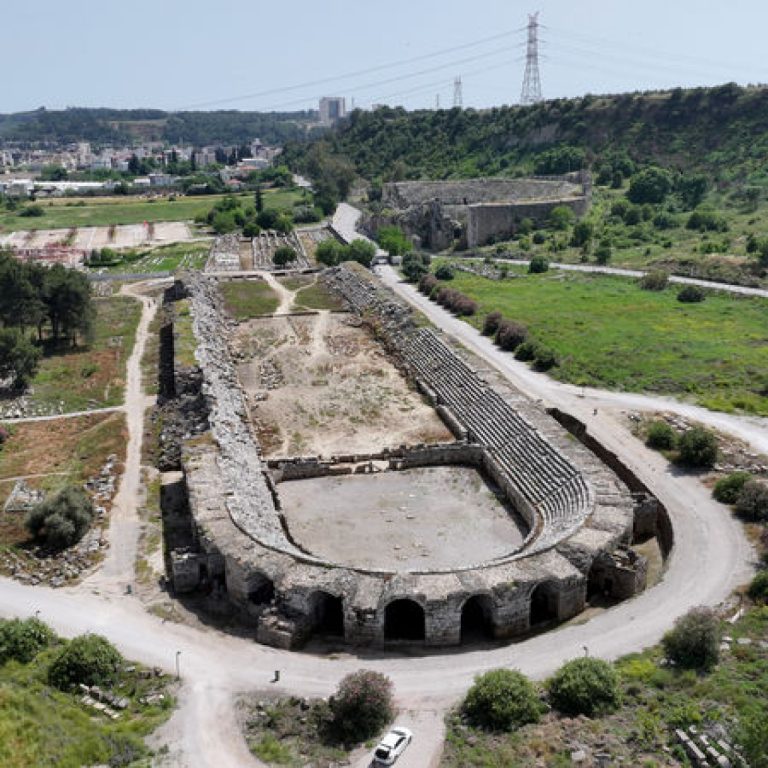 Perge Antik Kenti’nde Roma dönemine ait infaz amaçlı stadyum keşfi heyecan yarattı