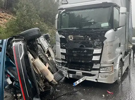 Pozantı-Tarsus Otoyolu’nda TIR kazası ortalığı savaş alanına çevirdi