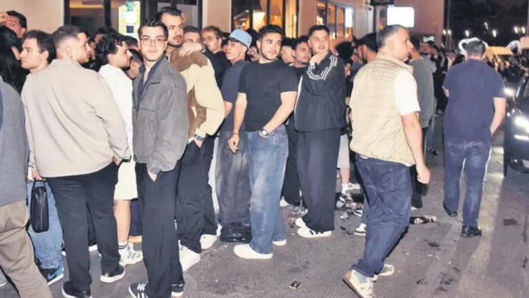 Rapçi Motive’nin Pasaj Albümü Tanıtımında Karaköy’de Hayranlarıyla Buluştu