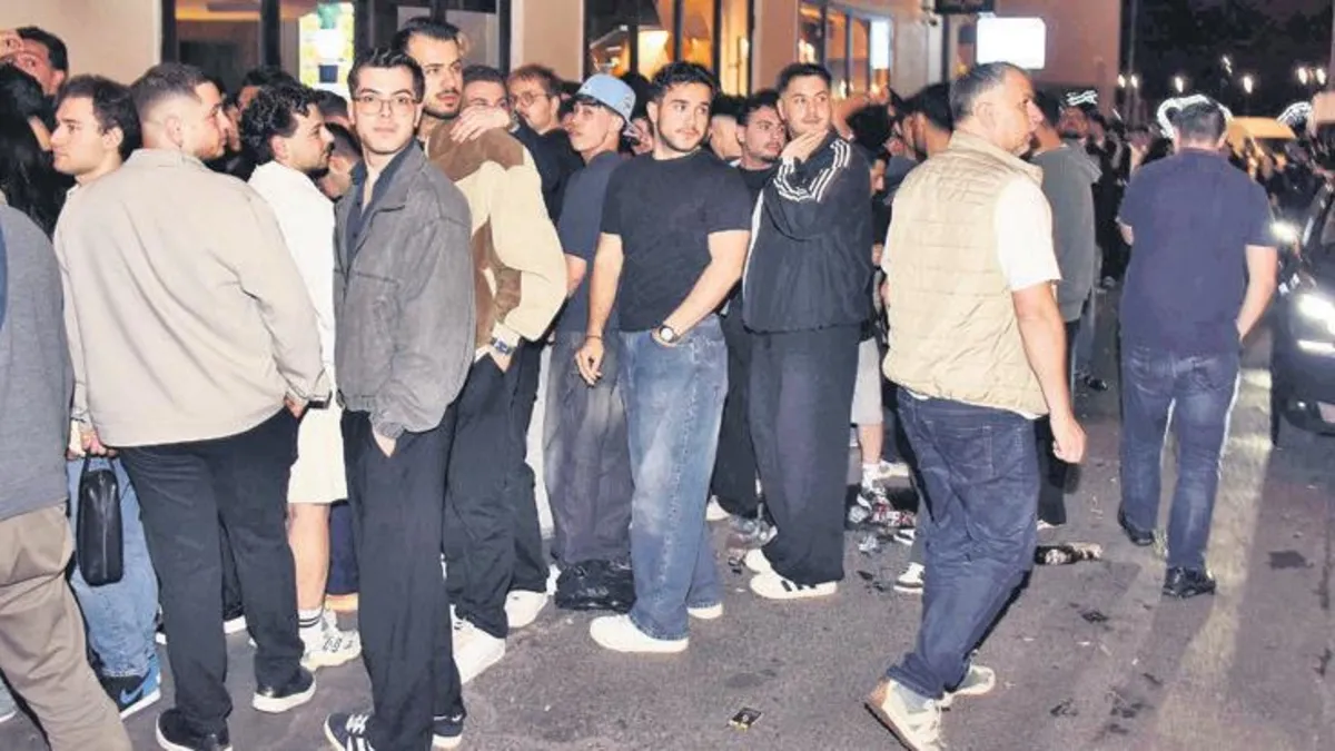 Rapçi Motive’nin Pasaj Albümü Tanıtımında Karaköy’de Hayranlarıyla Buluştu