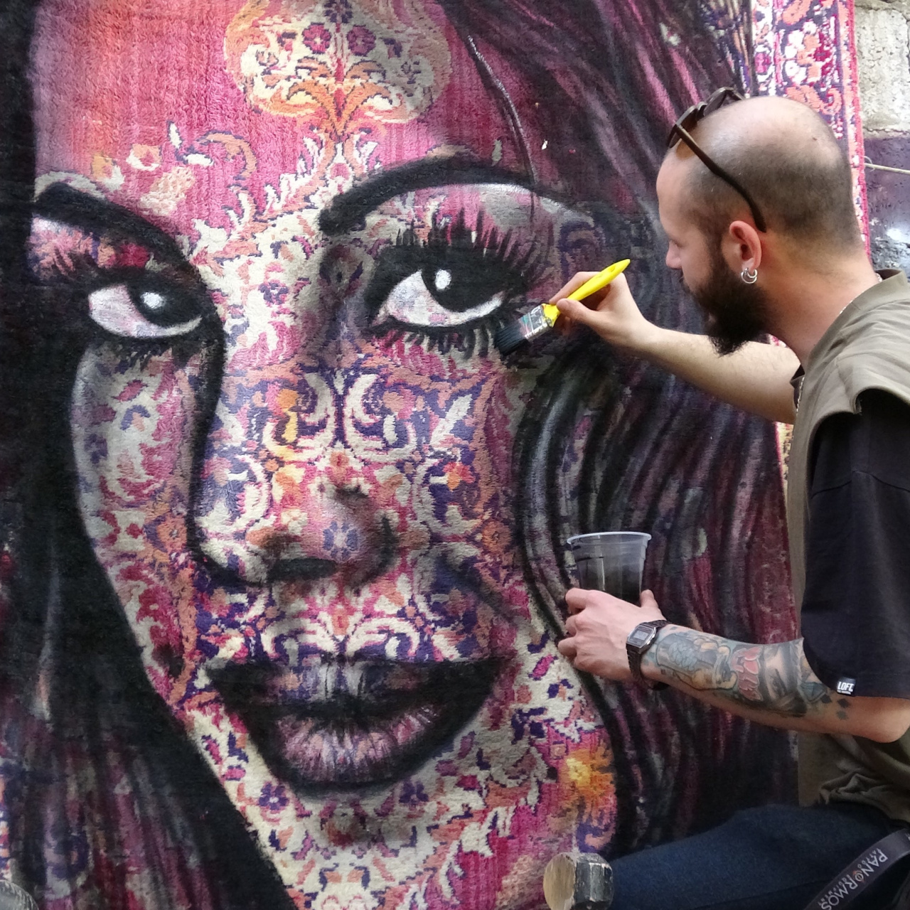 Ressam Ferhat Gümüş Gaziantep’te nostaljik perde ve halıları tuvale dönüştürüyor
