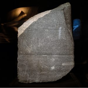 Rosetta Taşı’nın keşfi Antik Mısır hiyerogliflerinin şifresini çözdü