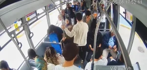 Sakarya’da otobüs şoförü fenalaşan yolcuyu hastaneye yetiştirerek hayat kurtardı