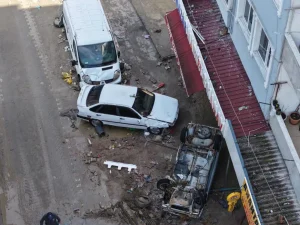 Samsun Havza’da taşan dere araçları hurdaya çevirip iş yerlerinde büyük maddi hasara yol açtı