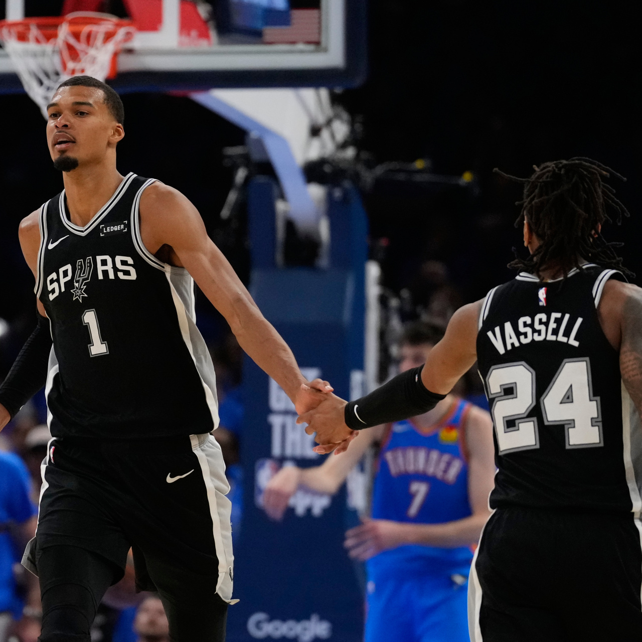 San Antonio Spurs, Oklahoma City karşısında uzatmada kazandı ve finale avantajla başladı