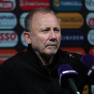 Sergen Yalçın’ın Beşiktaş’taki geleceği belirsiz