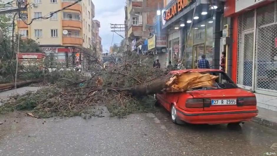 Şiddetli fırtına Türkiye’yi vurdu, dört şehirde can kaybı ve yaralanmalar yaşandı