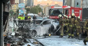 Şişli Esentepe’de Otomobil İş Yerine Çarparak Yangına Neden Oldu