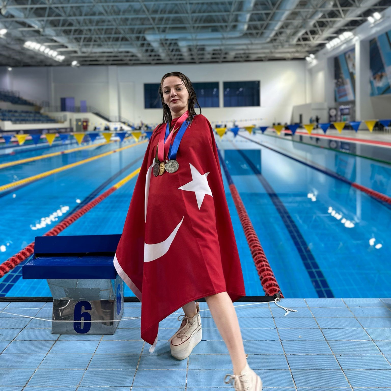 Sümeyye Boyacı Paris’te 50 metre sırtüstü finalinde altın madalya kazandı