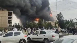 Tahran’daki Erguvan Alışveriş Merkezi’nde çıkan yangın 8 can aldı