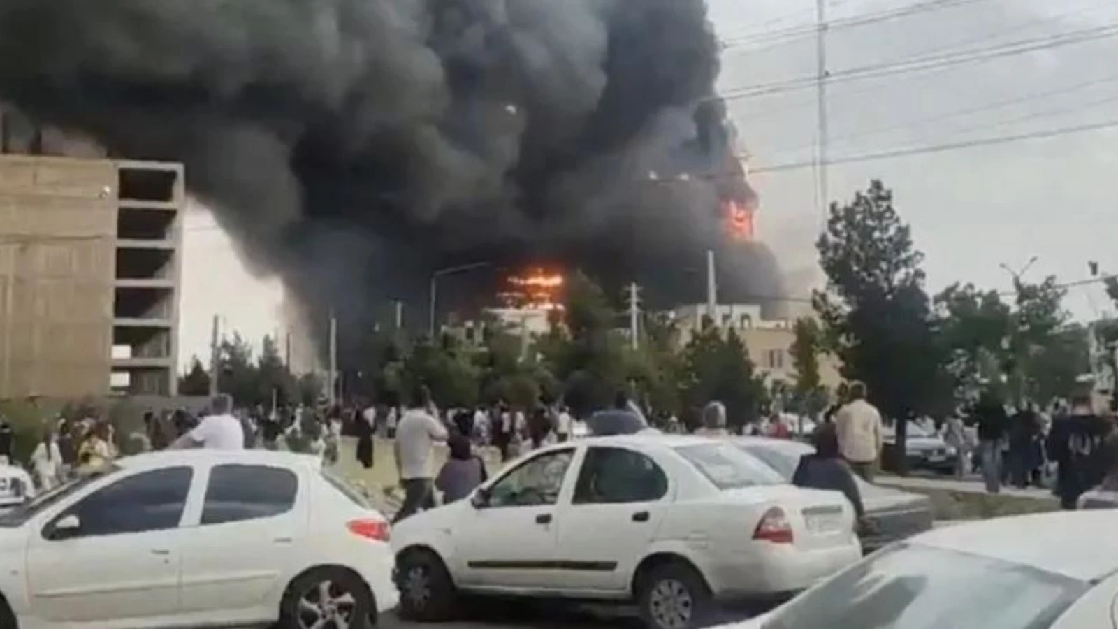 Tahran’daki Erguvan Alışveriş Merkezi’nde çıkan yangın 8 can aldı