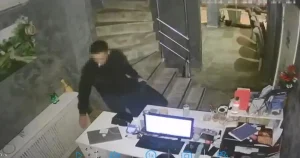 Taksim’de işyerinden dizüstü bilgisayar çalan zanlı güvenlik kameralarıyla yakalandı