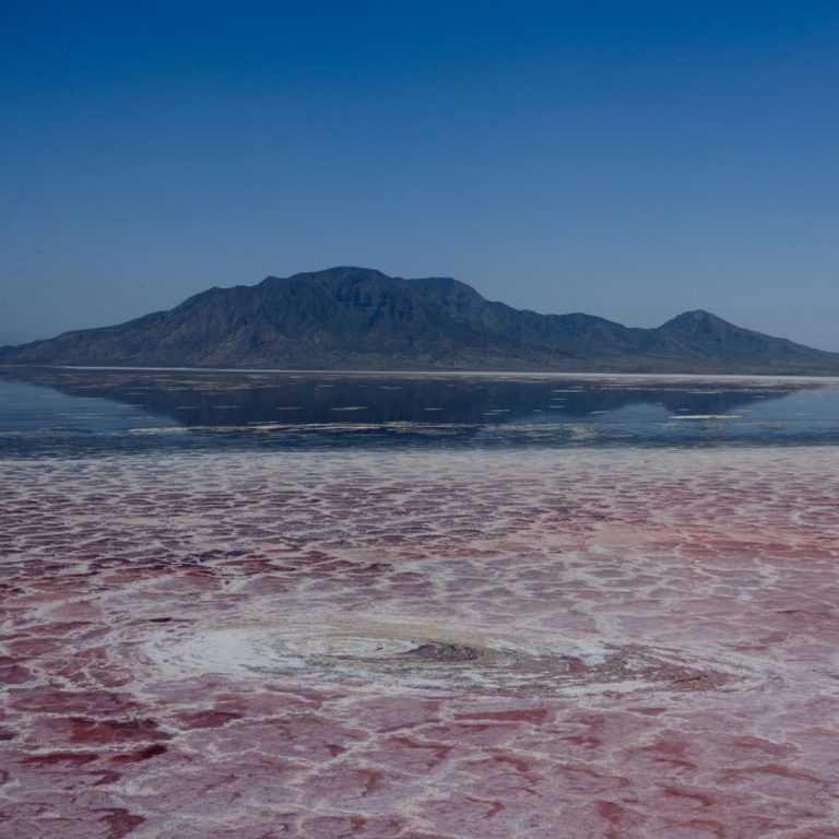 Tanzanya’daki Natron Gölü, canlıları mumyalayan eşsiz yapısıyla dikkat çekiyor