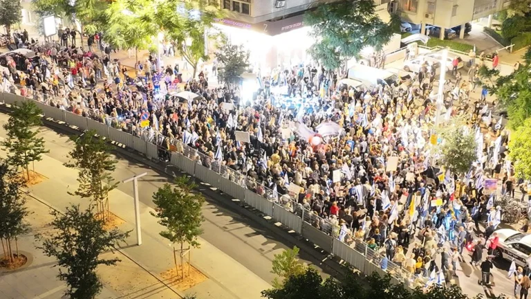 Tel Aviv’de Netanyahu hükümetine karşı yoğun protestolar hükümetin ihmalini hedef aldı