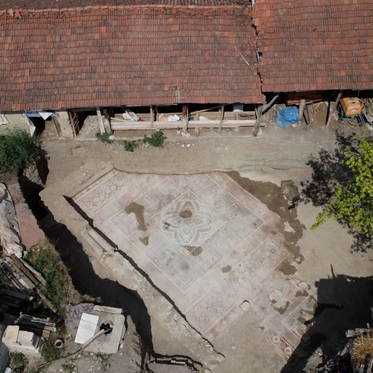 Tokat’ta Roma Dönemi mozaikleri kaçak kazıda gün yüzüne çıktı