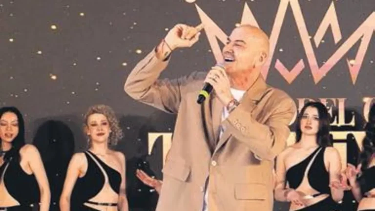 Top Model Of Türkiye gecesinde Altay sahnede muhteşem bir performans sergiledi
