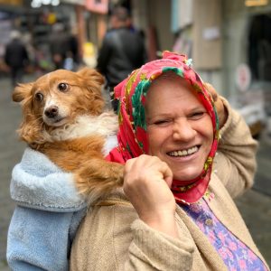 Trabzon’da Pakize Hatipoğlu ve yaralı köpek Kukuli’nin yürek ısıtan dostluğu dikkat çekiyor