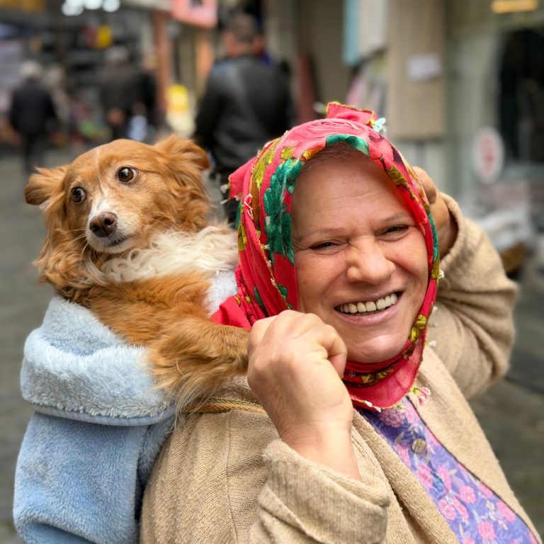Trabzon’da Pakize Hatipoğlu ve yaralı köpek Kukuli’nin yürek ısıtan dostluğu dikkat çekiyor