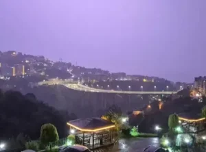 Trabzon’da sağanak ile birlikte gelen şimşek fırtınası geceyi aydınlattı
