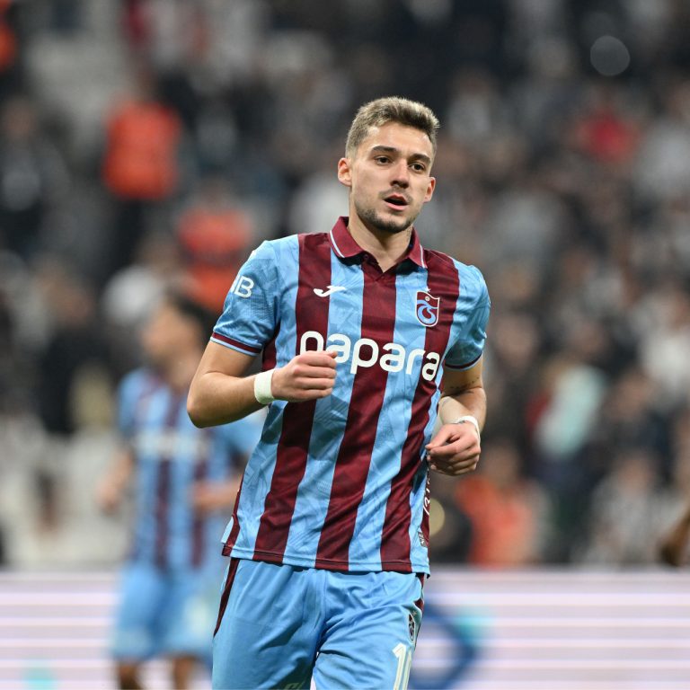 Trabzonspor’un Ernest Muçi için Beşiktaş’la sürdürdüğü transfer görüşmeleri sonuçlanıyor