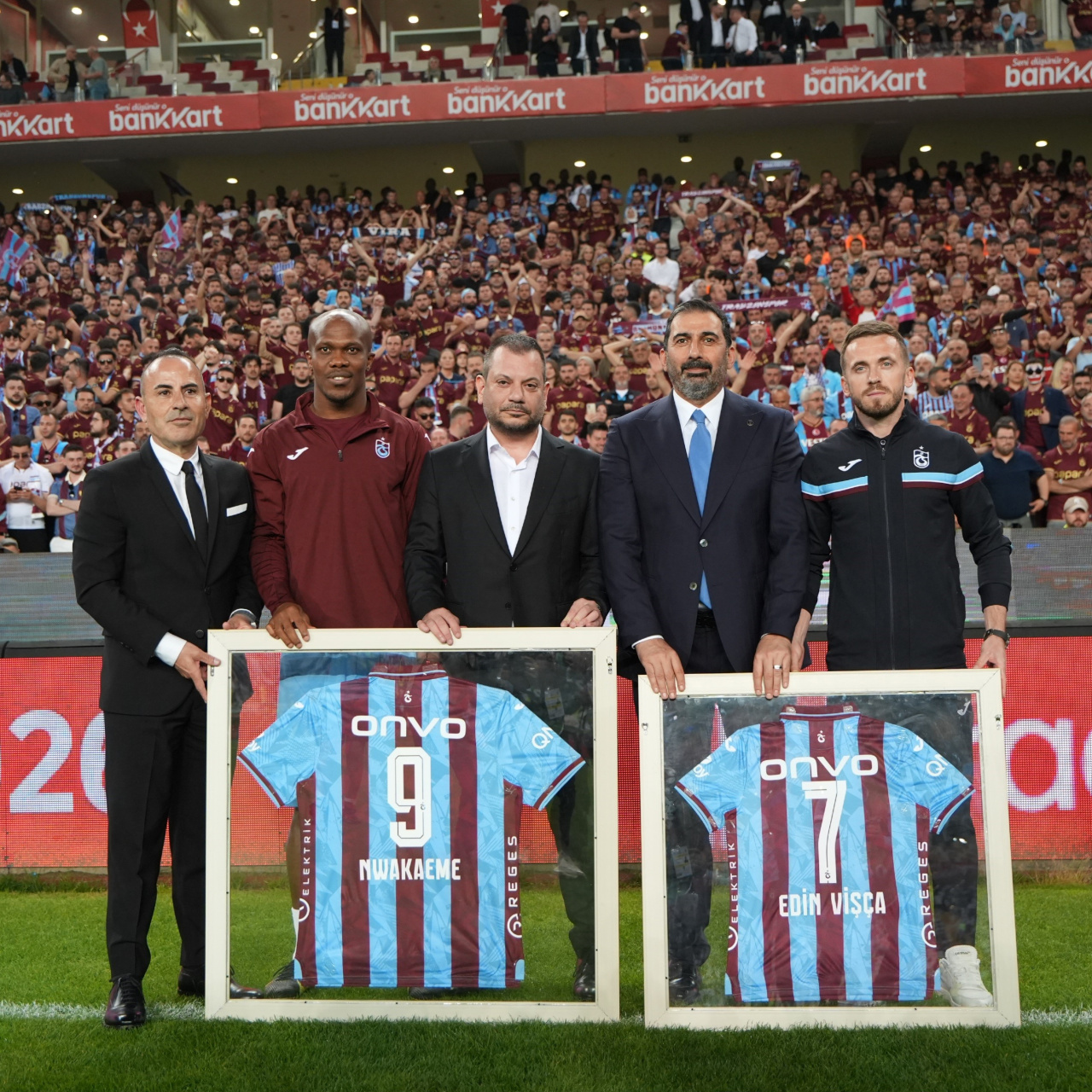 Trabzonspor’un yıldızları Nwakaeme ve Visca’ya Konyaspor maçı öncesi veda töreni düzenlendi