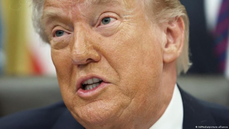 Trump, İran ile müzakerelerdeki ilerleme nedeniyle Hürmüz Boğazı operasyonunu durdurdu