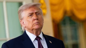 Trump’ın popülaritesi tarihi dip noktaya ulaşarak anketlerde rekor kırdı