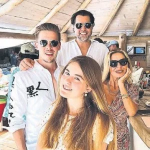 Ünlü tasarımcı Şafak Çak ve eşi Elvan Akın Çak arasındaki boşanma davası milyar dolarlık tazminat taleplerine sahne oluyor