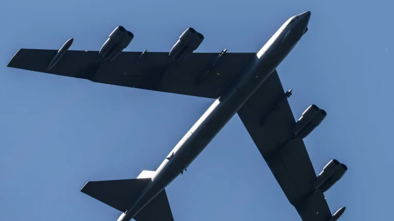 ABD’nin stratejik bombardıman uçağı B-52, Edwards Üssü’nden kalktıktan sonra düştü
