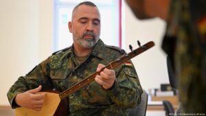Alman askeri orkestrasının Türk müziği yolculuğu bağlama ile başladı