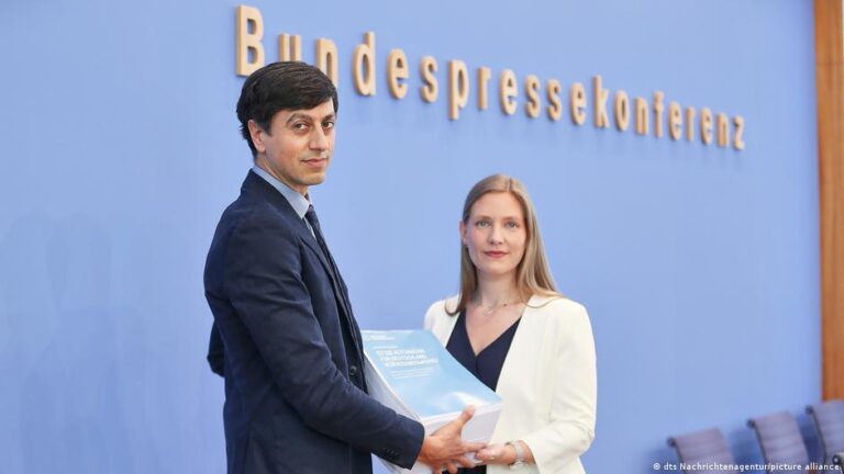 Almanya’da aşırı sağcı AfD’nin kapatılması için anayasa ihlali iddiası güçleniyor